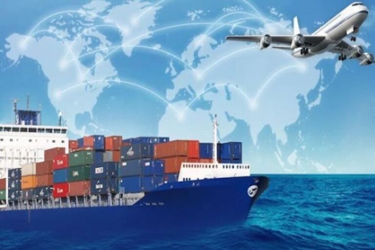 bateau avec containers de marchandise voguant sur la mer, avec un avion qui passe par dessus pour illustrer la mondialisation de la supply chain et l'article de l'experte Katia Gutknecht