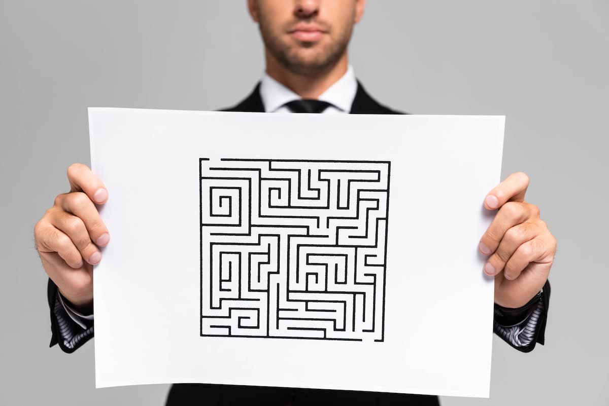 homme avec un visuel de labyrinthe pour illustrer trouver sa voie en supplychain