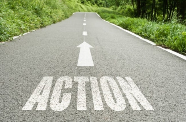 photo d'une route avec une fleche et le mot action pour illustrer une mise en action