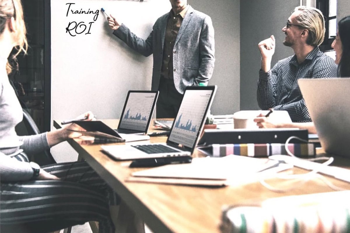 visuel salle de formation sur le ROI en Business avec tableau blanc et eleves